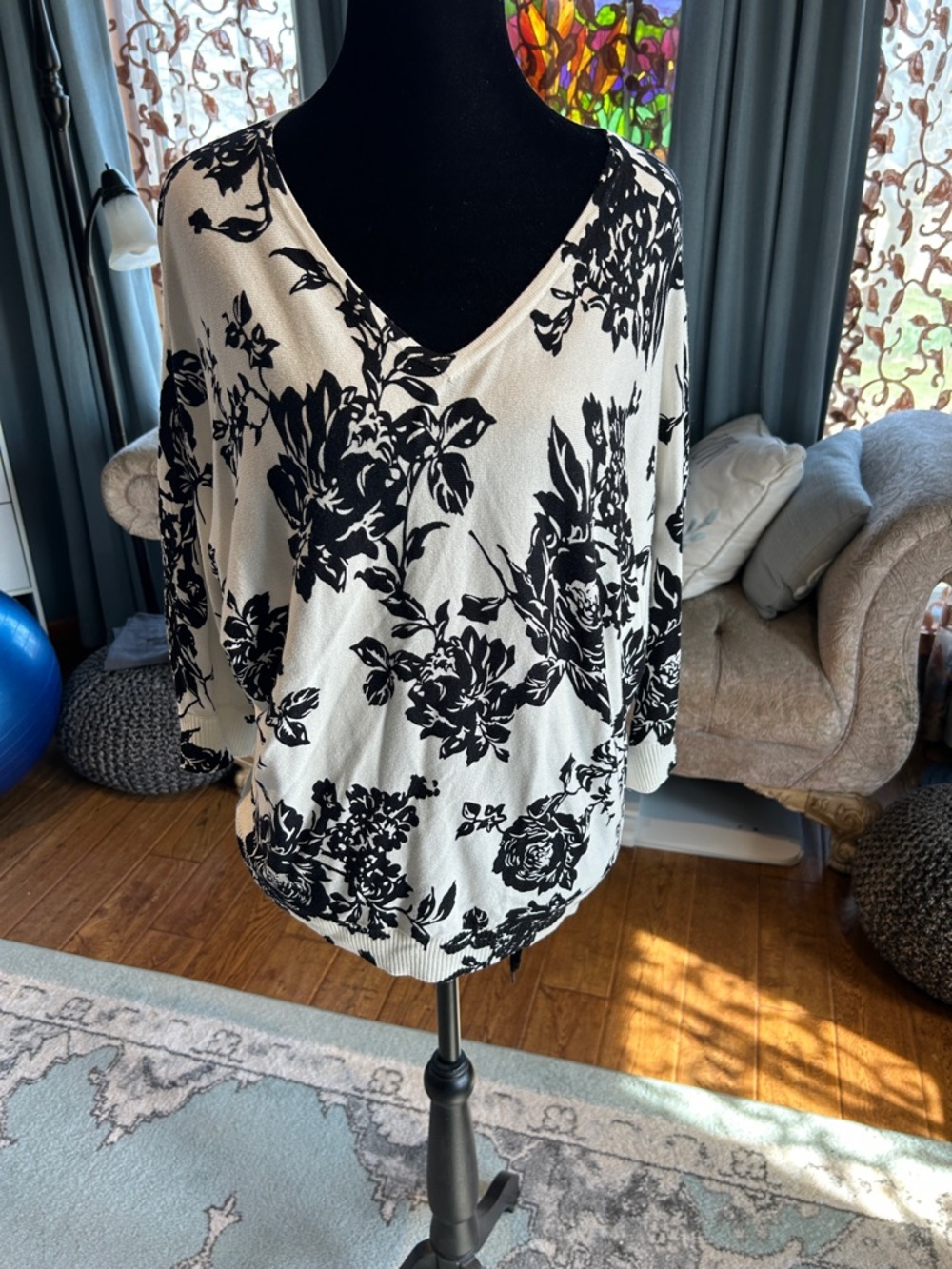 Joan Vass Black & White Floral V-Neck Sweatshirt